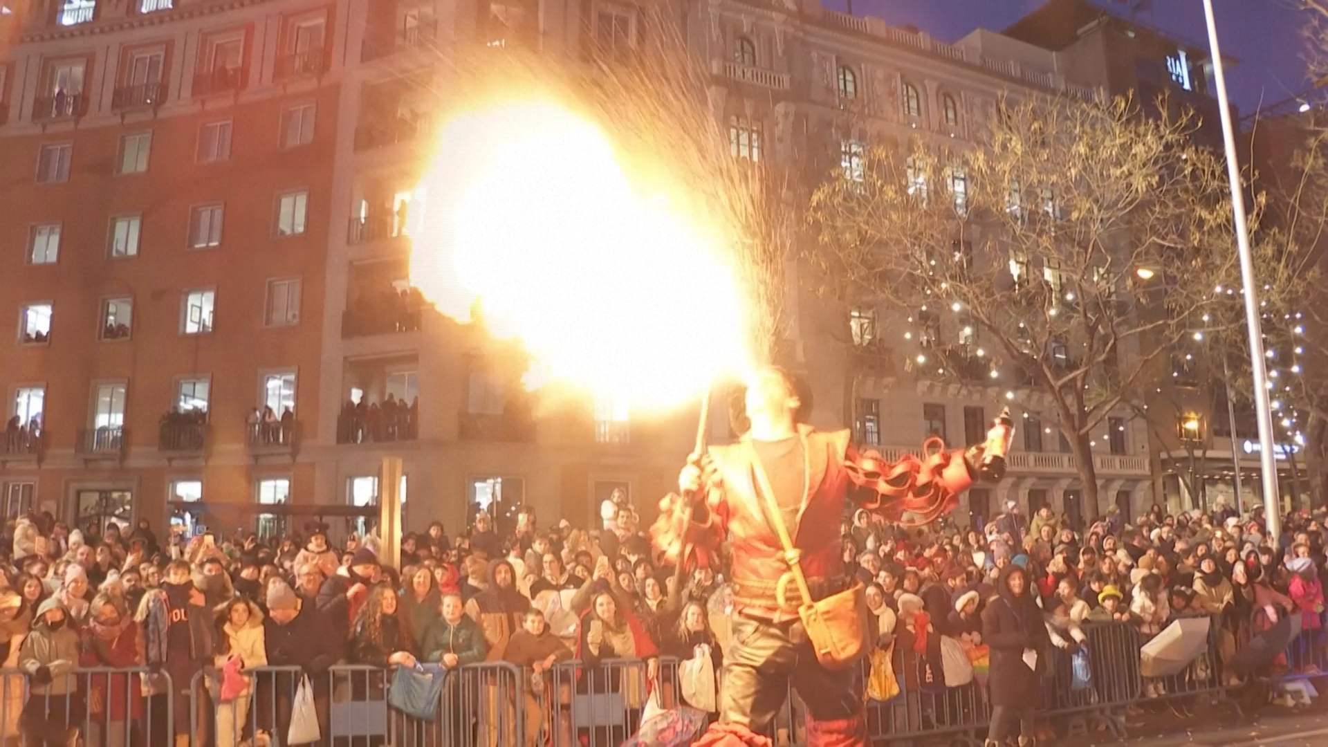 Музыка, огни и конфеты: по Мадриду проехали три короля Музыка, огни и конфеты: по Мадриду проехали три короля