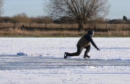 Хоккей и катание на коньках: в Великобритании наслаждаются морозной погодой