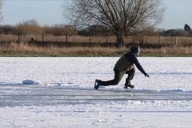 Хоккей и катание на коньках: в Великобритании наслаждаются морозной погодой
