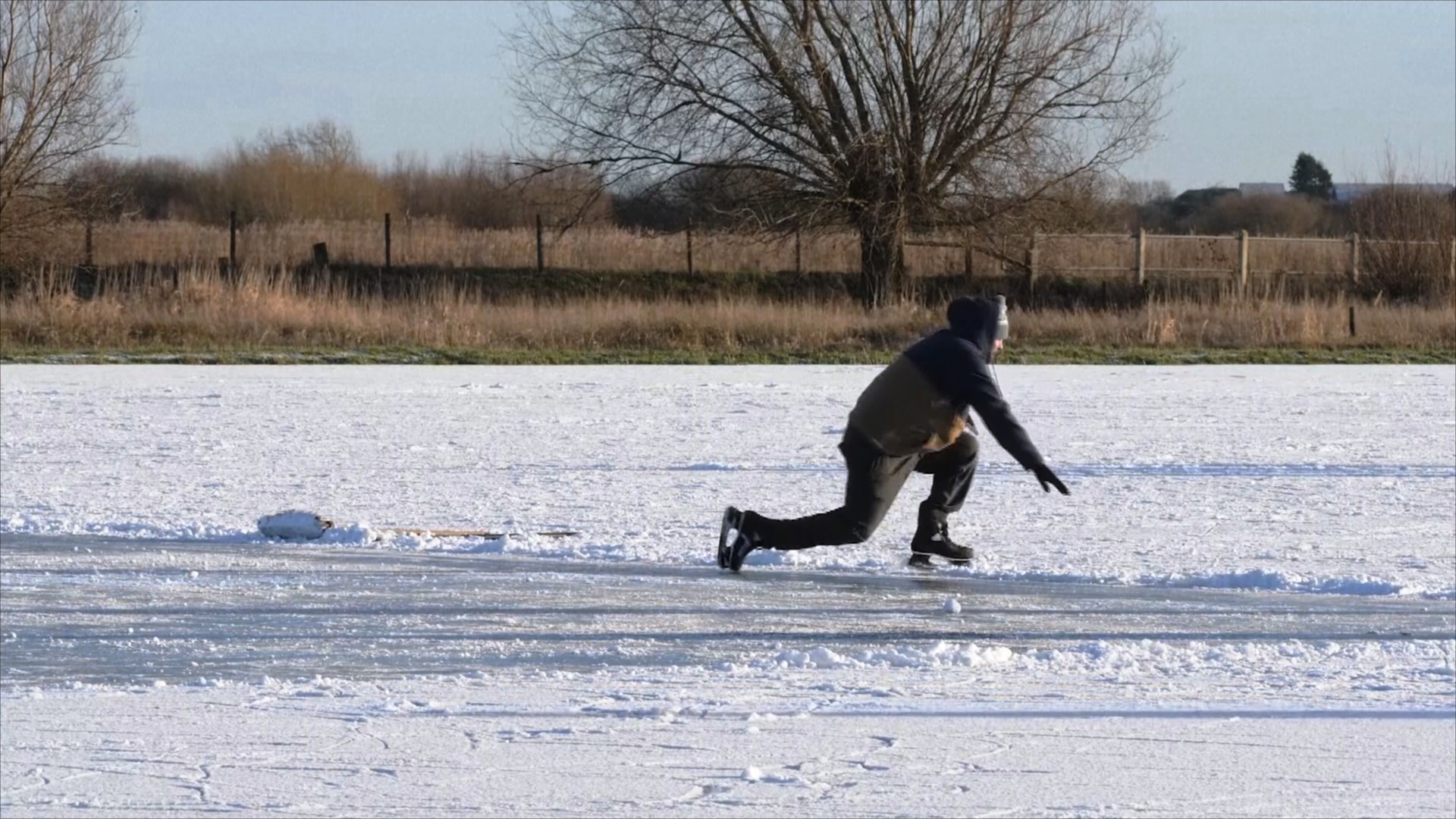 Хоккей и катание на коньках: в Великобритании наслаждаются морозной погодой