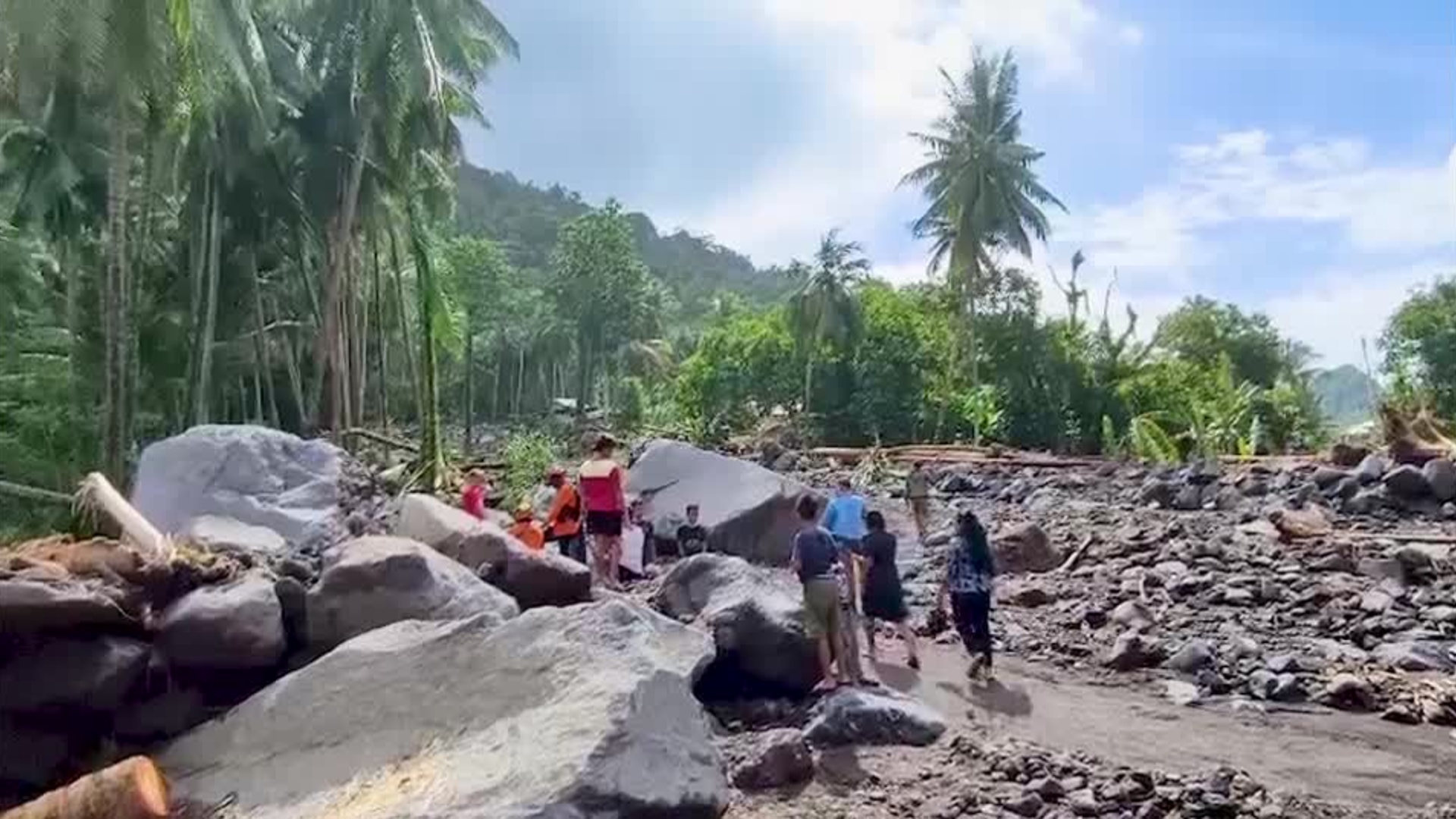 Внезапные наводнения в Северном Сулавеси: не менее 16 погибших