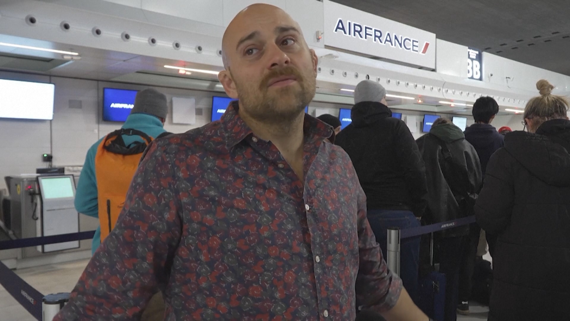 В крупнейшем аэропорту Франции отменяют рейсы из-за снегопада