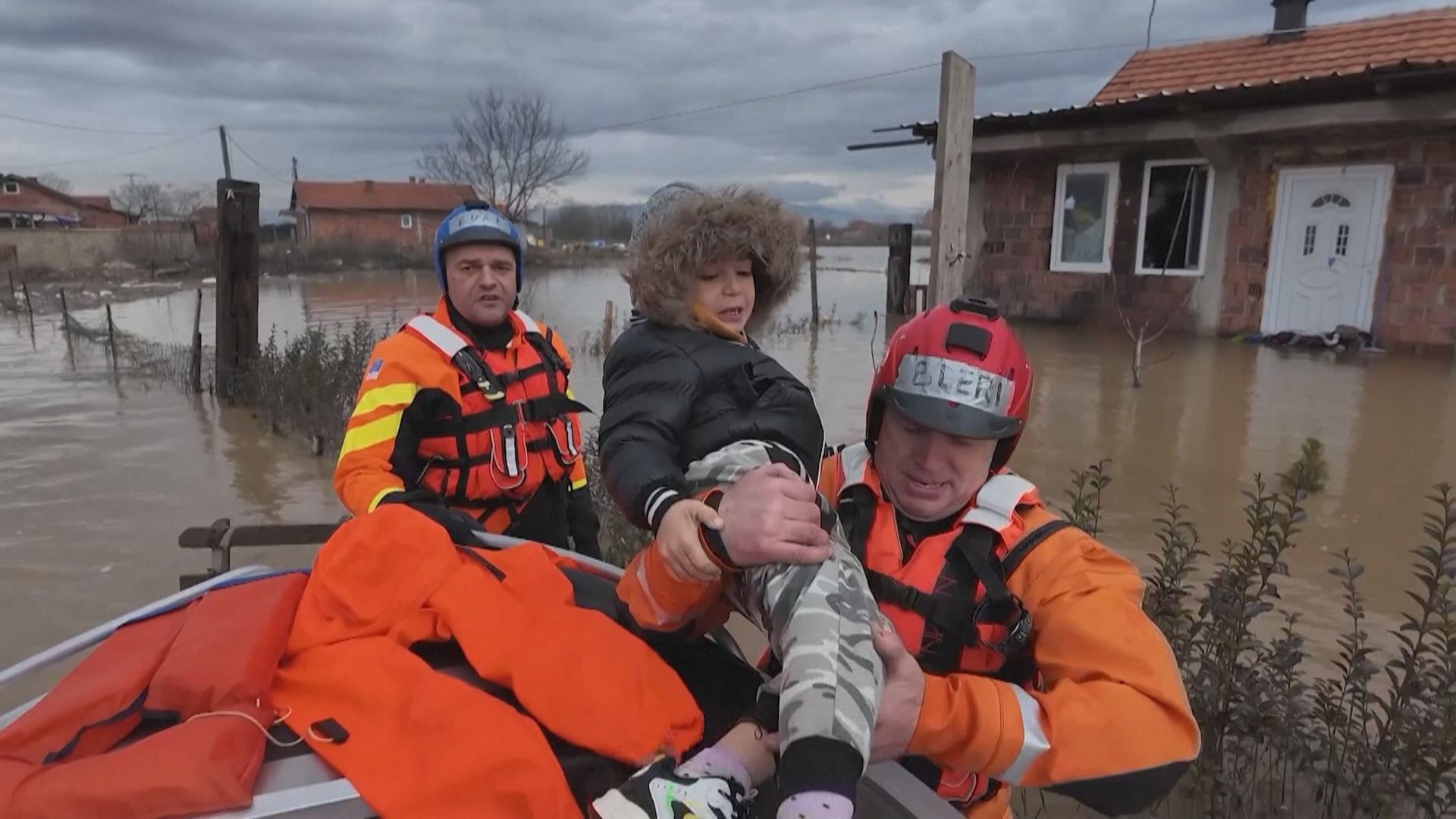 Наводнения в Косове: людей спасают из домов