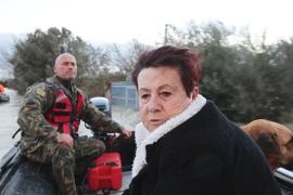 В Албании людей спасают на лодках после затопления