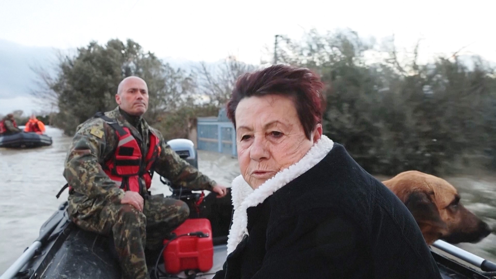 В Албании людей спасают на лодках после затопления