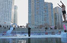 Китайские моржи плавают в ледяной реке во время зимнего фестиваля в Харбине