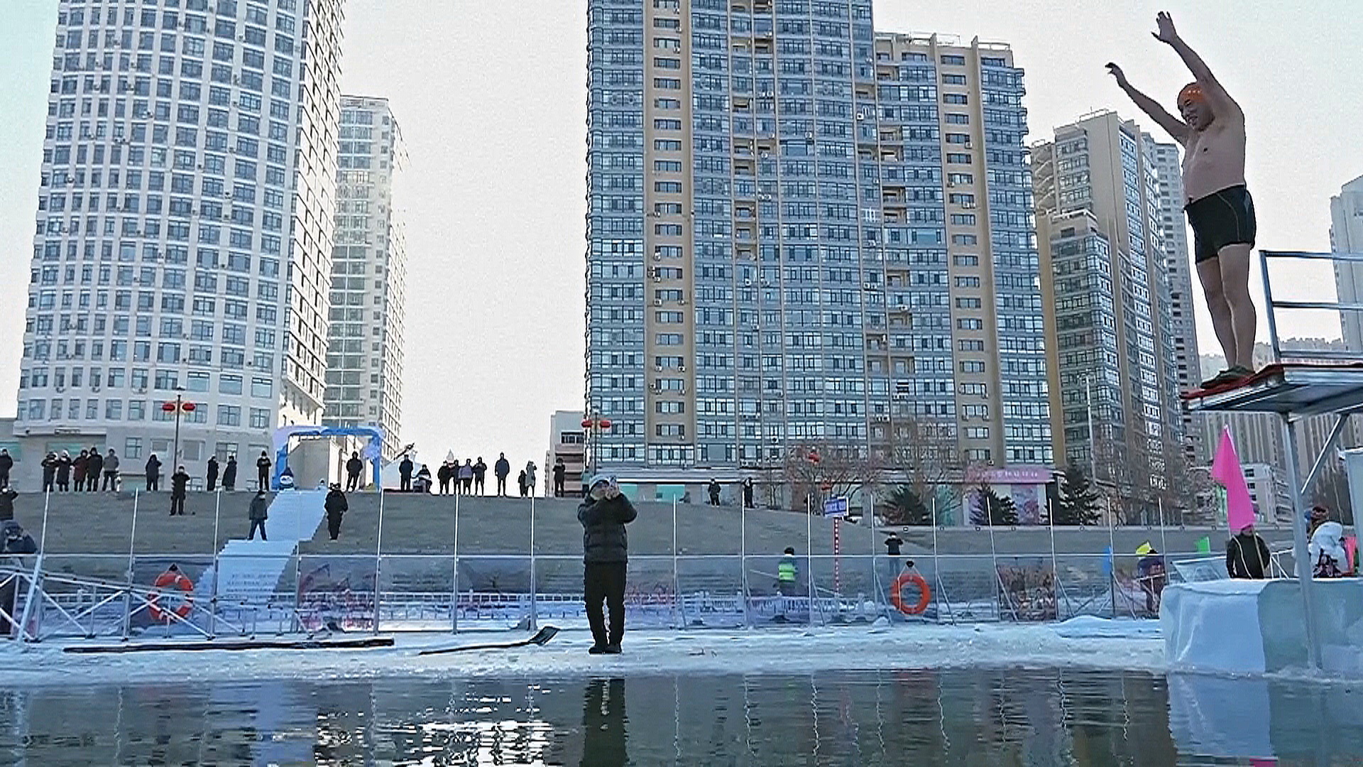 Китайские моржи плавают в ледяной реке во время зимнего фестиваля в Харбине Китайские моржи плавают в ледяной реке во время зимнего фестиваля в Харбине