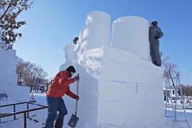 Осьминог и Тадж-Махал вдохновляют скульпторов на зимнем фестивале в Харбине