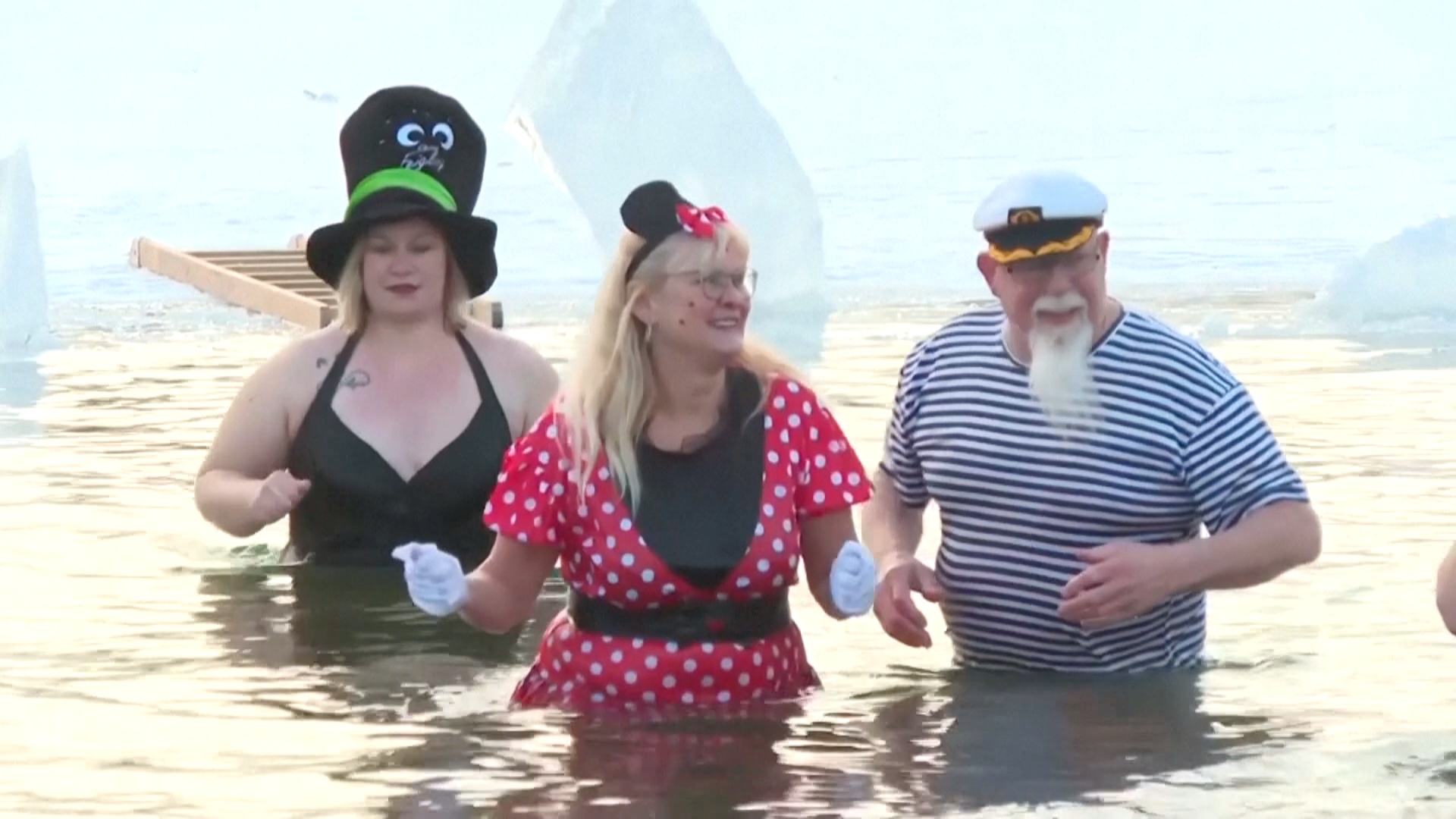 «Берлинские тюлени» искупались в замёрзшем озере