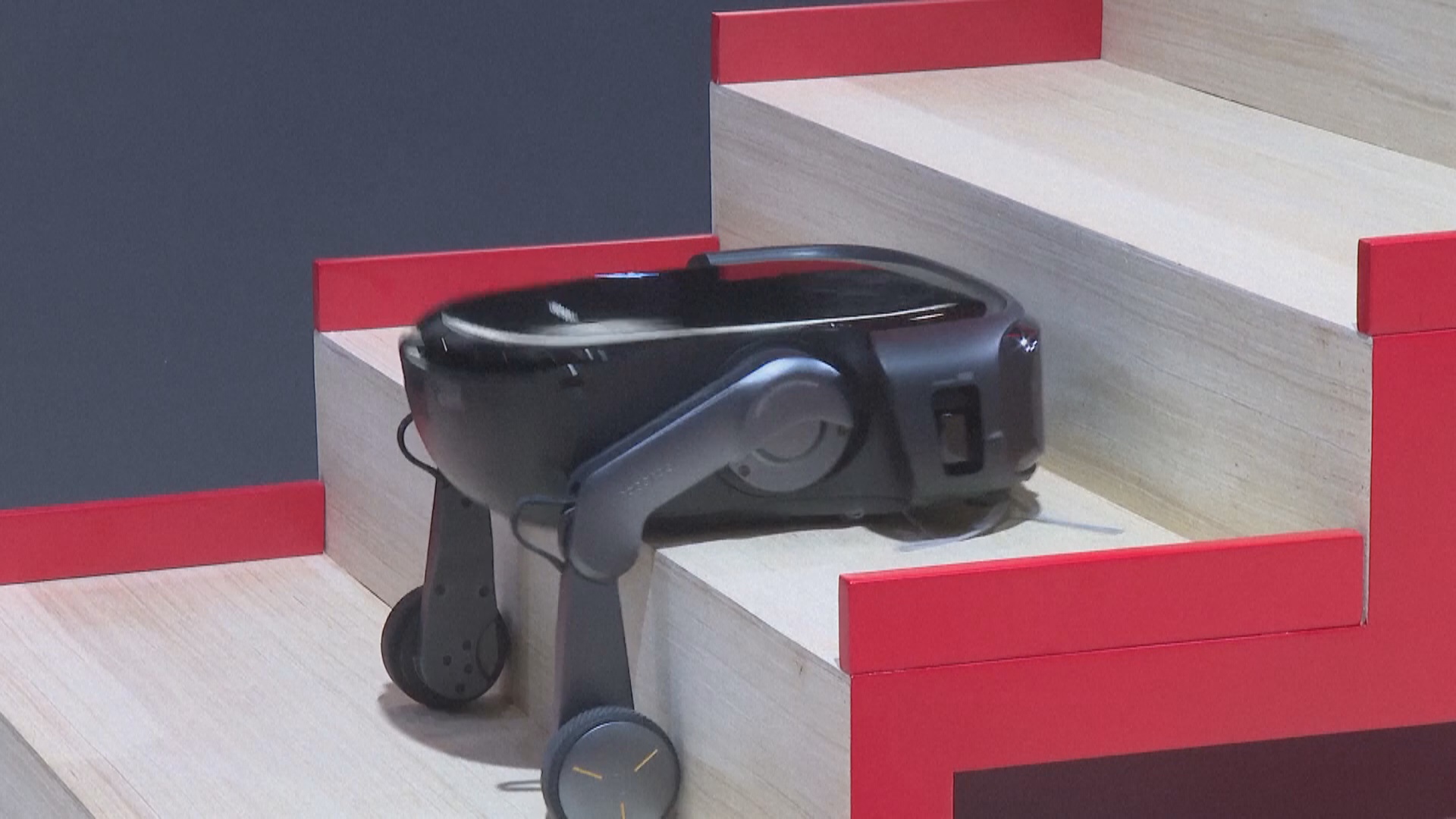 Робот-пылесос с ногами представили на выставке CES в Лас-Вегасе