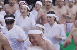 Японцы окунулись в ледяную воду и пожелали благополучия людям в новом году