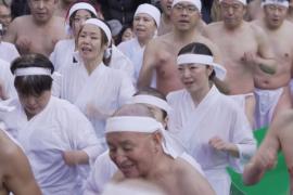 Японцы окунулись в ледяную воду и пожелали благополучия людям в новом году