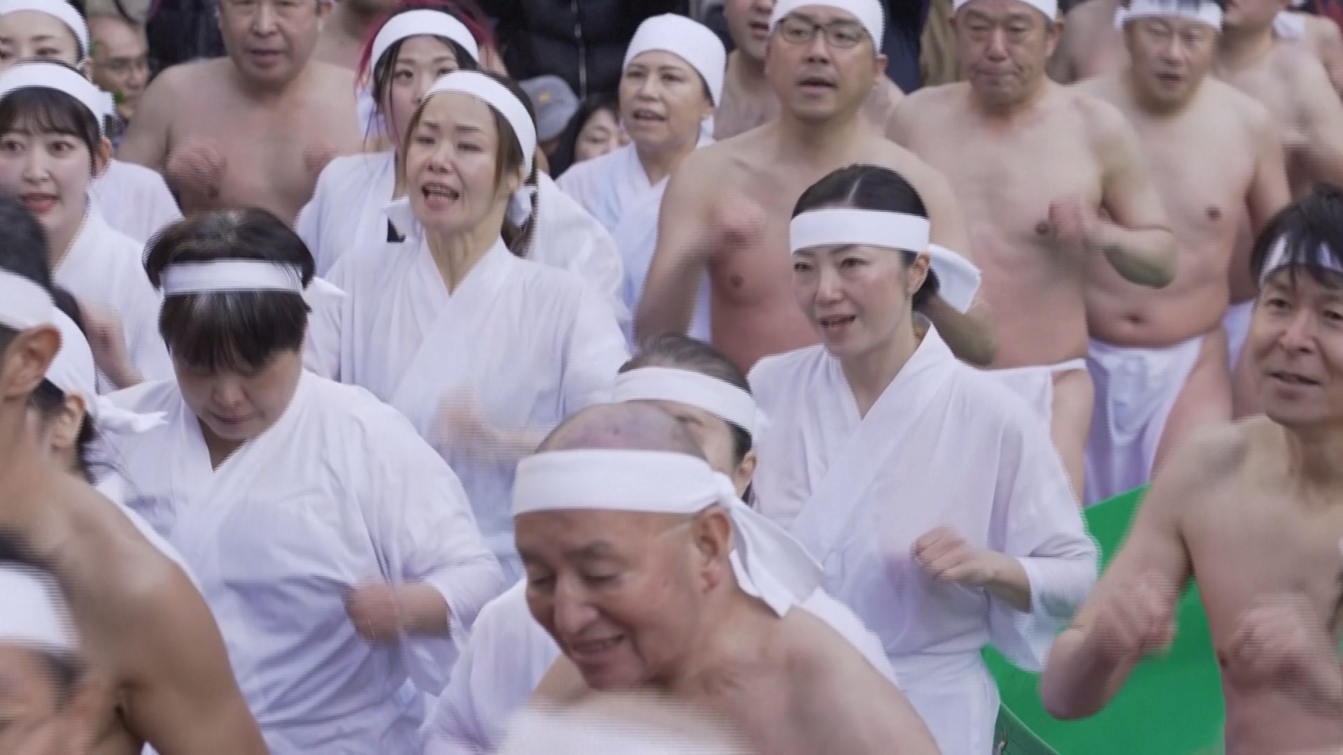 Японцы окунулись в ледяную воду и пожелали благополучия людям в новом году