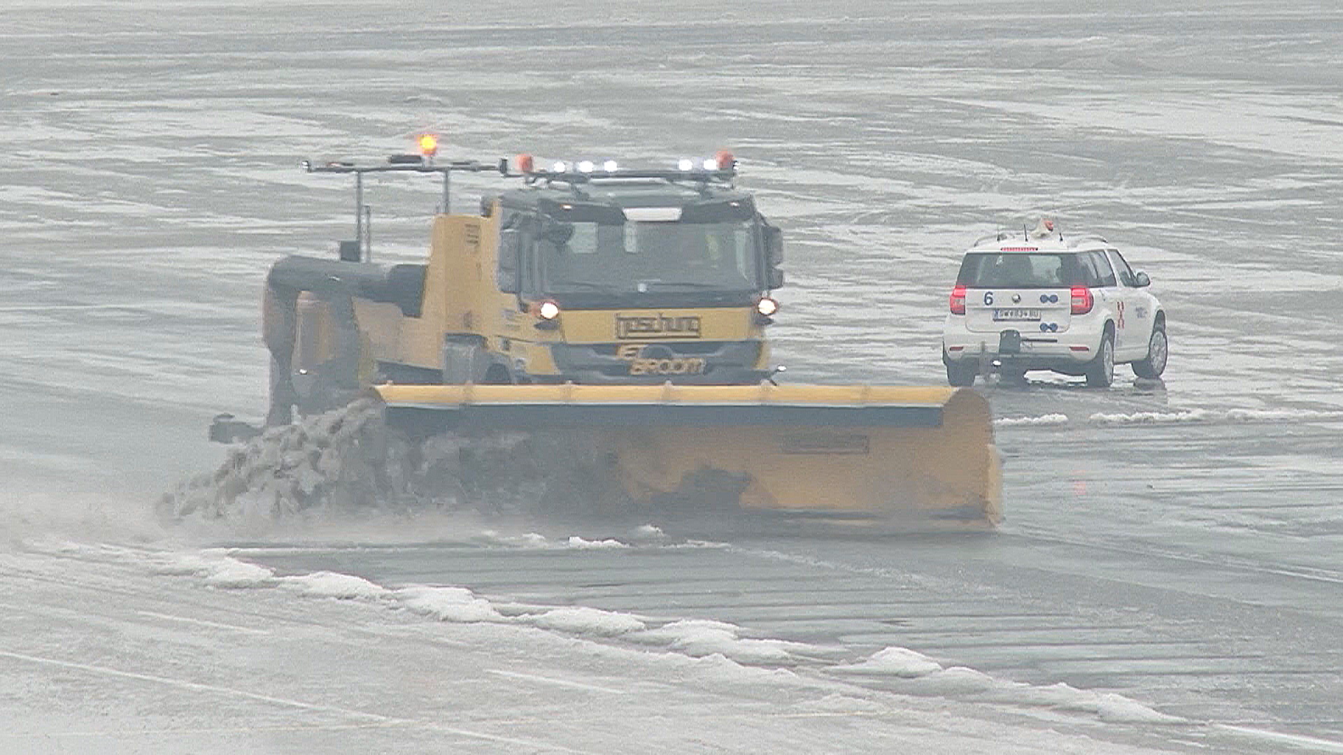 Экстремальное обледенение: в аэропорту Будапешта отменяют рейсы