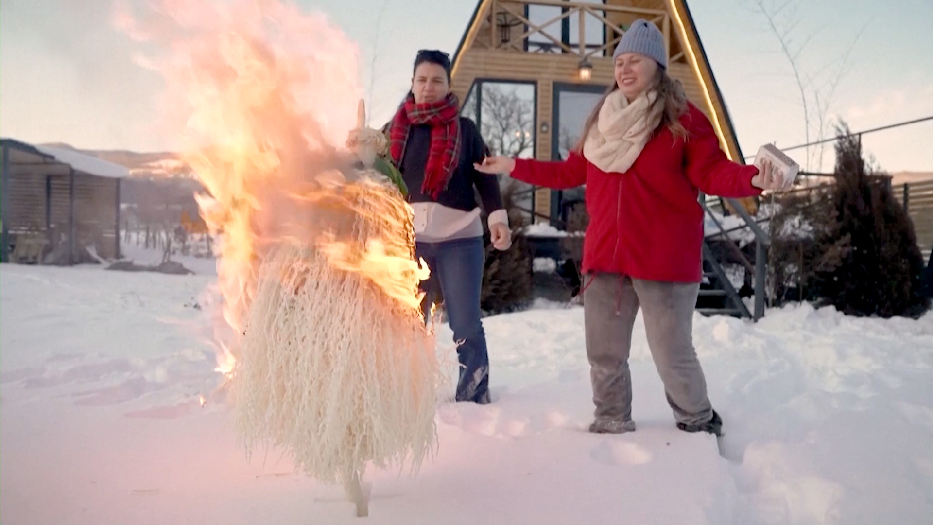 В Грузии сжигают декоративные ёлки чичилаки, чтобы начать новый год с новыми надеждами