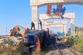Кран упал на поезд в Таиланде: десятки жертв