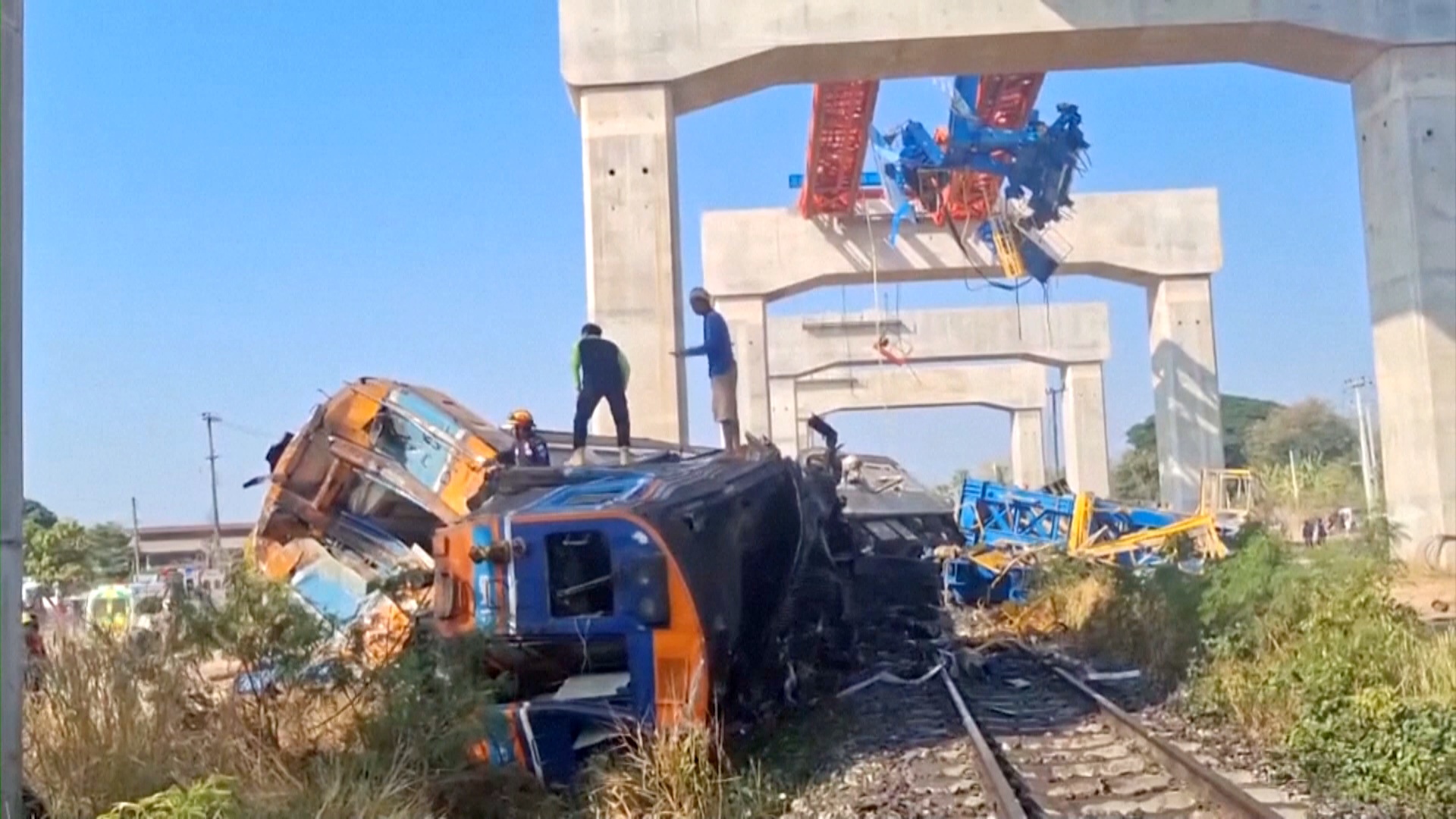 Кран упал на поезд в Таиланде: десятки жертв Кран упал на поезд в Таиланде: десятки жертв