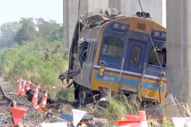 Число жертв падения крана на поезд в Таиланде возросло до 32