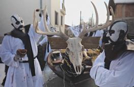 Фестивали, призванные отогнать злых духов, прошли в Болгарии и Северной Македонии