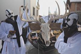 Фестивали, призванные отогнать злых духов, прошли в Болгарии и Северной Македонии