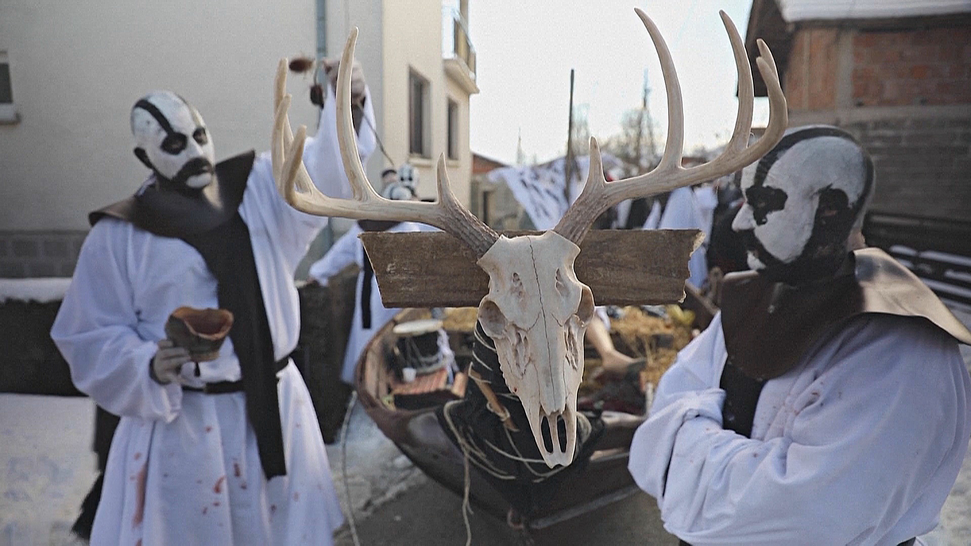 Фестивали, призванные отогнать злых духов, прошли в Болгарии и Северной Македонии