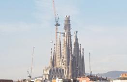 Строительство самой высокой башни храма Святого Семейства подходит к концу