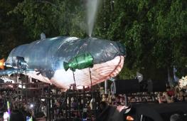 Пластиковые морские существа «проплыли» по пригороду Сантьяго