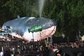 Пластиковые морские существа «проплыли» по пригороду Сантьяго