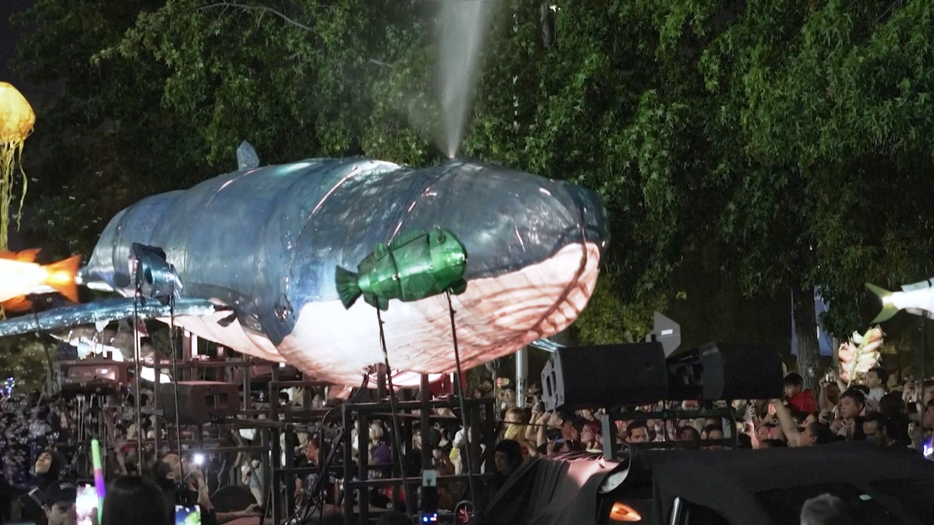 Пластиковые морские существа «проплыли» по пригороду Сантьяго