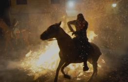 Очищение огнём: как лошади прыгают через костры в испанском городке