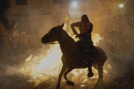 Очищение огнём: как лошади прыгают через костры в испанском городке