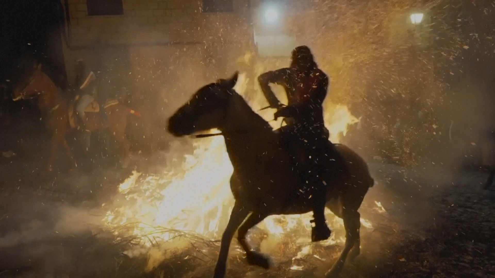 Очищение огнём: как лошади прыгают через костры в испанском городке