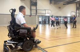 Впервые в Австралии инвалид-колясочник стал нетбольным судьёй