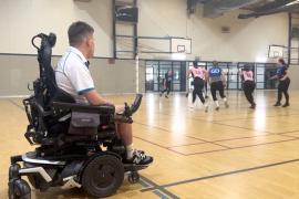 Впервые в Австралии инвалид-колясочник стал нетбольным судьёй