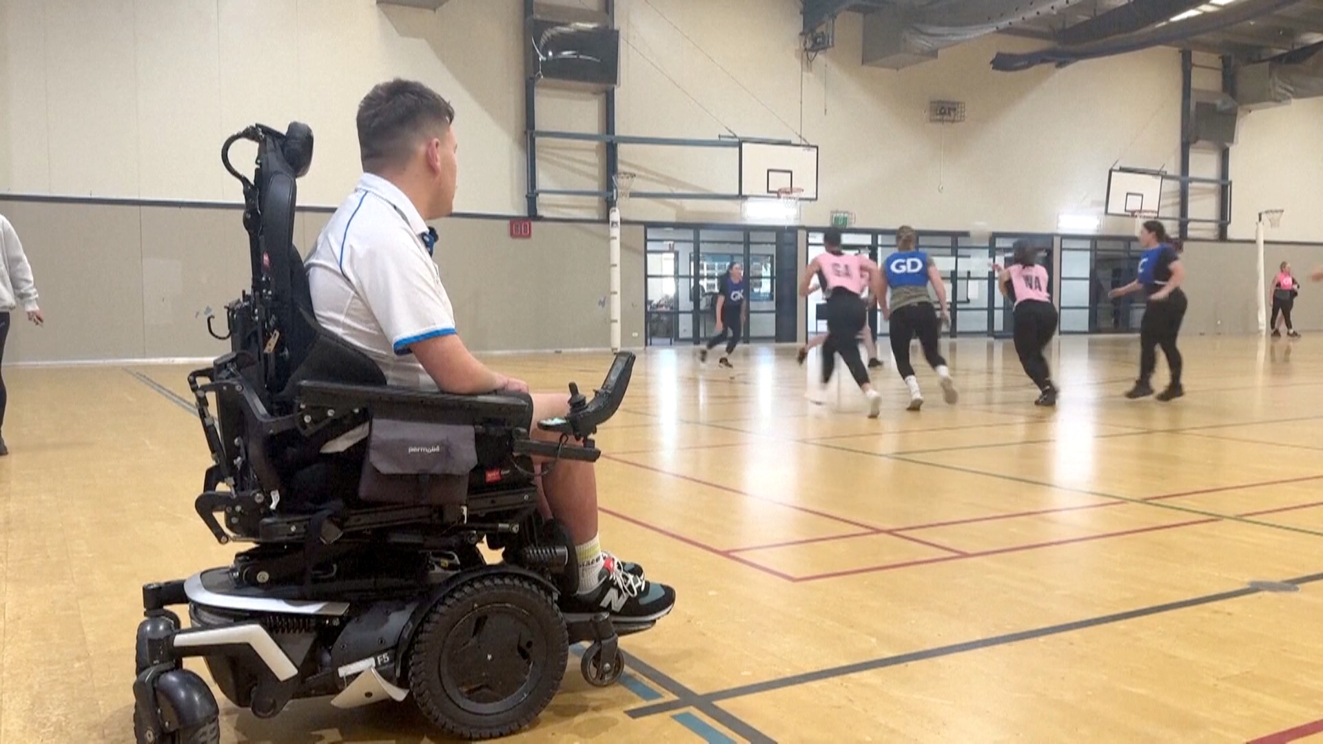 Впервые в Австралии инвалид-колясочник стал нетбольным судьёй
