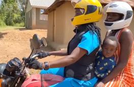 Женщины-мотоциклистки помогают беременным добираться до больниц в Кении