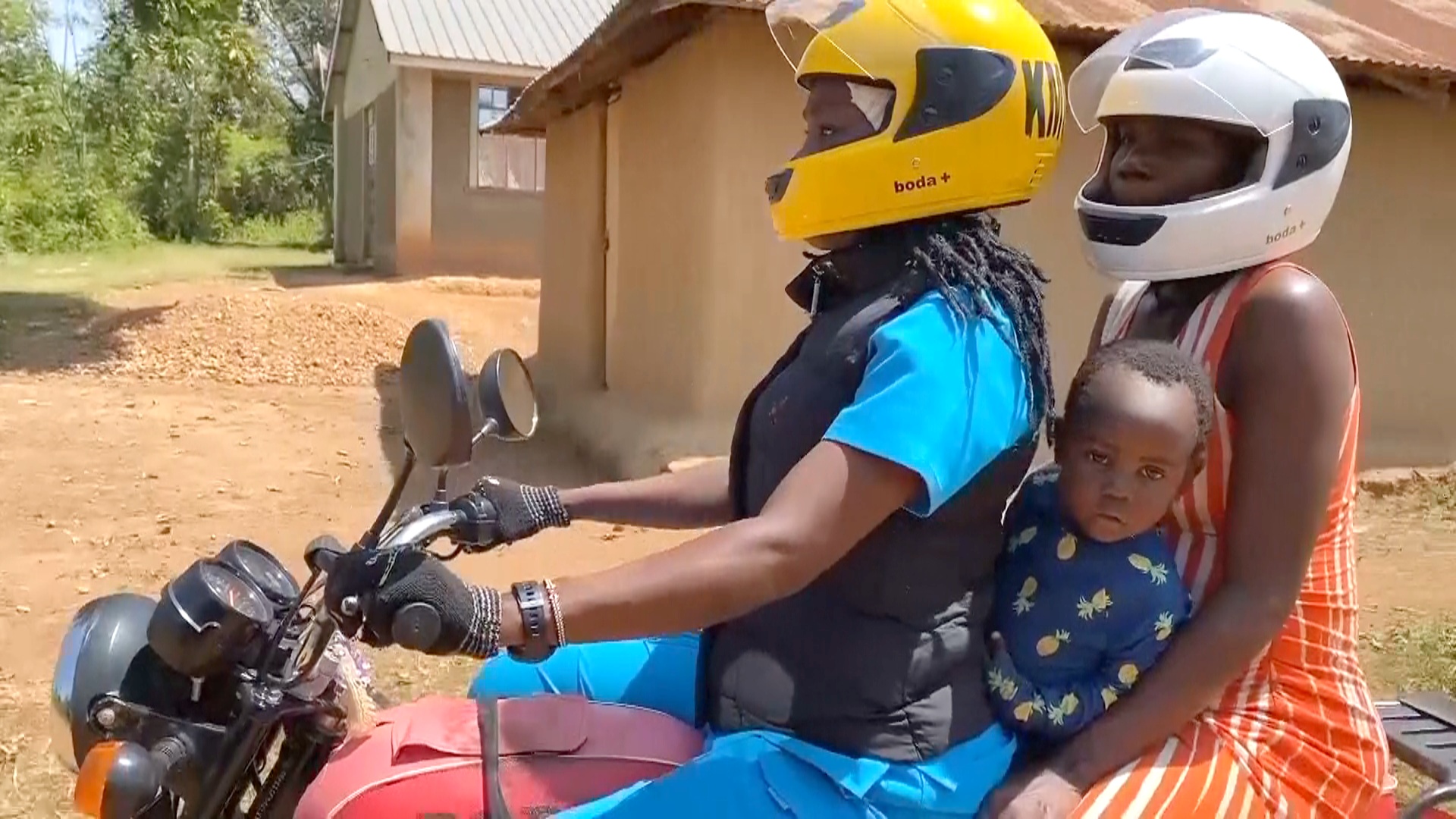 Женщины-мотоциклистки помогают беременным добираться до больниц в Кении Женщины-мотоциклистки помогают беременным добираться до больниц в Кении