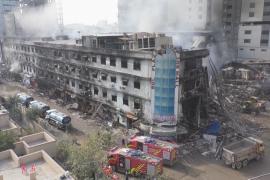 Уже не менее 50 тел обнаружили среди руин сгоревшего ТЦ в Карачи