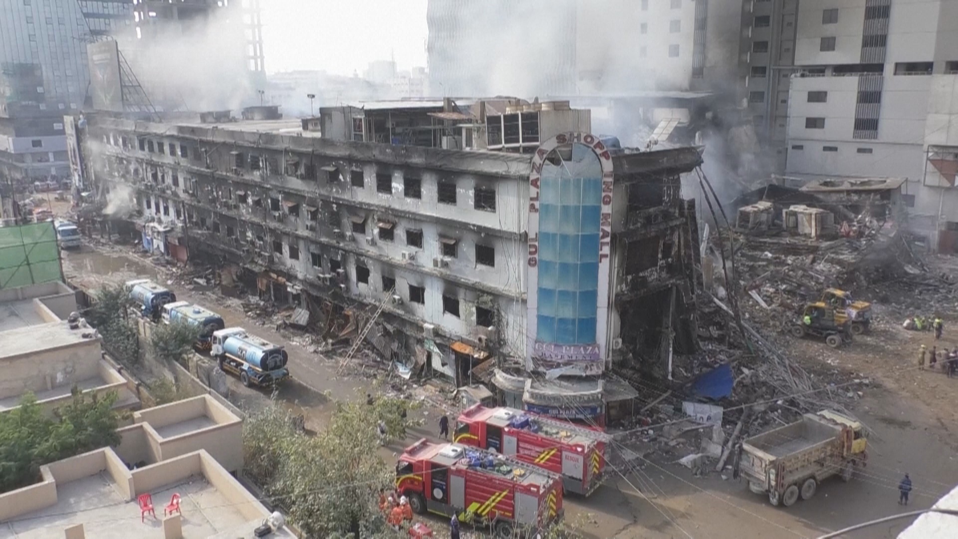 Уже не менее 50 тел обнаружили среди руин сгоревшего ТЦ в Карачи Уже не менее 50 тел обнаружили среди руин сгоревшего ТЦ в Карачи