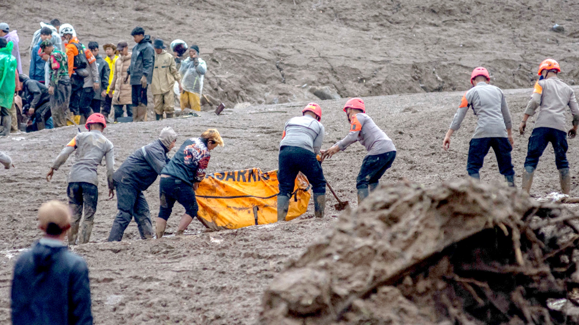 Оползень в Индонезии: уже 17 жертв и более 70 пропавших без вести