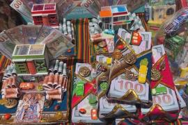 Боливийцы скупают миниатюрные дома и машины в надежде на процветание