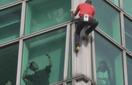 Скалолаз Алекс Хоннольд покорил небоскрёб «Тайбэй 101» без страховки