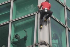 Скалолаз Алекс Хоннольд покорил небоскрёб «Тайбэй 101» без страховки