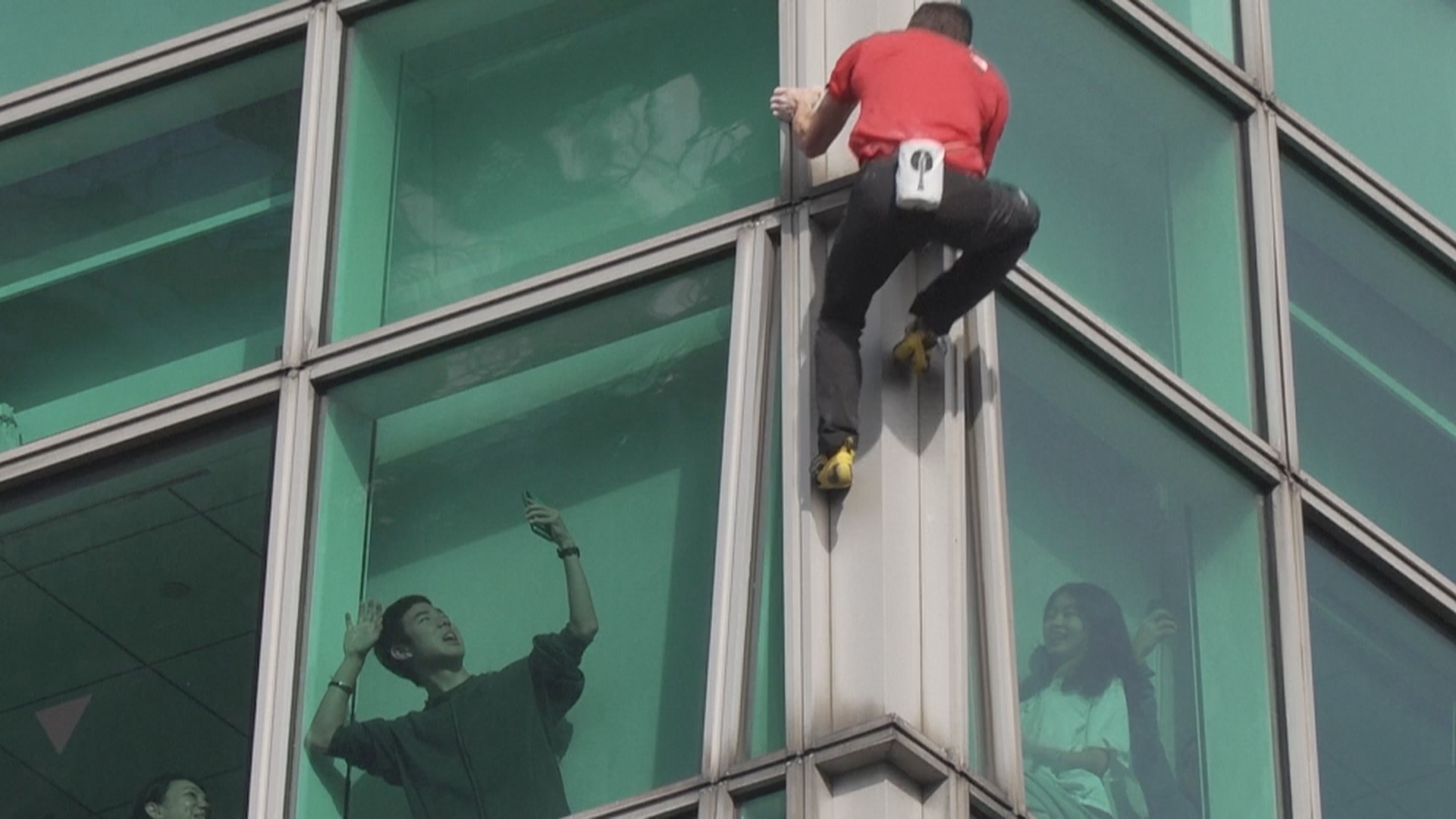 Скалолаз Алекс Хоннольд покорил небоскрёб «Тайбэй 101» без страховки