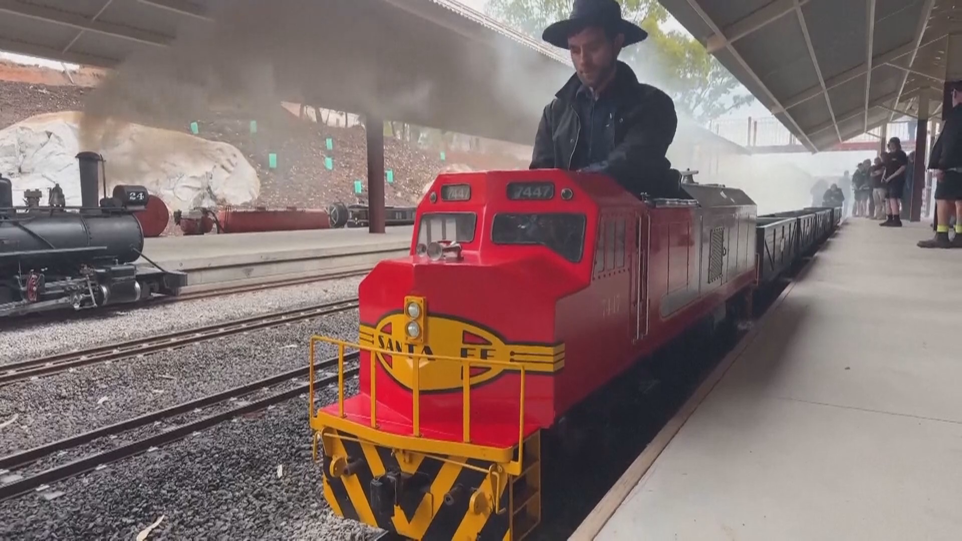 В Австралии открылась миниатюрная железнодорожная дорога В Австралии открылась миниатюрная железнодорожная дорога