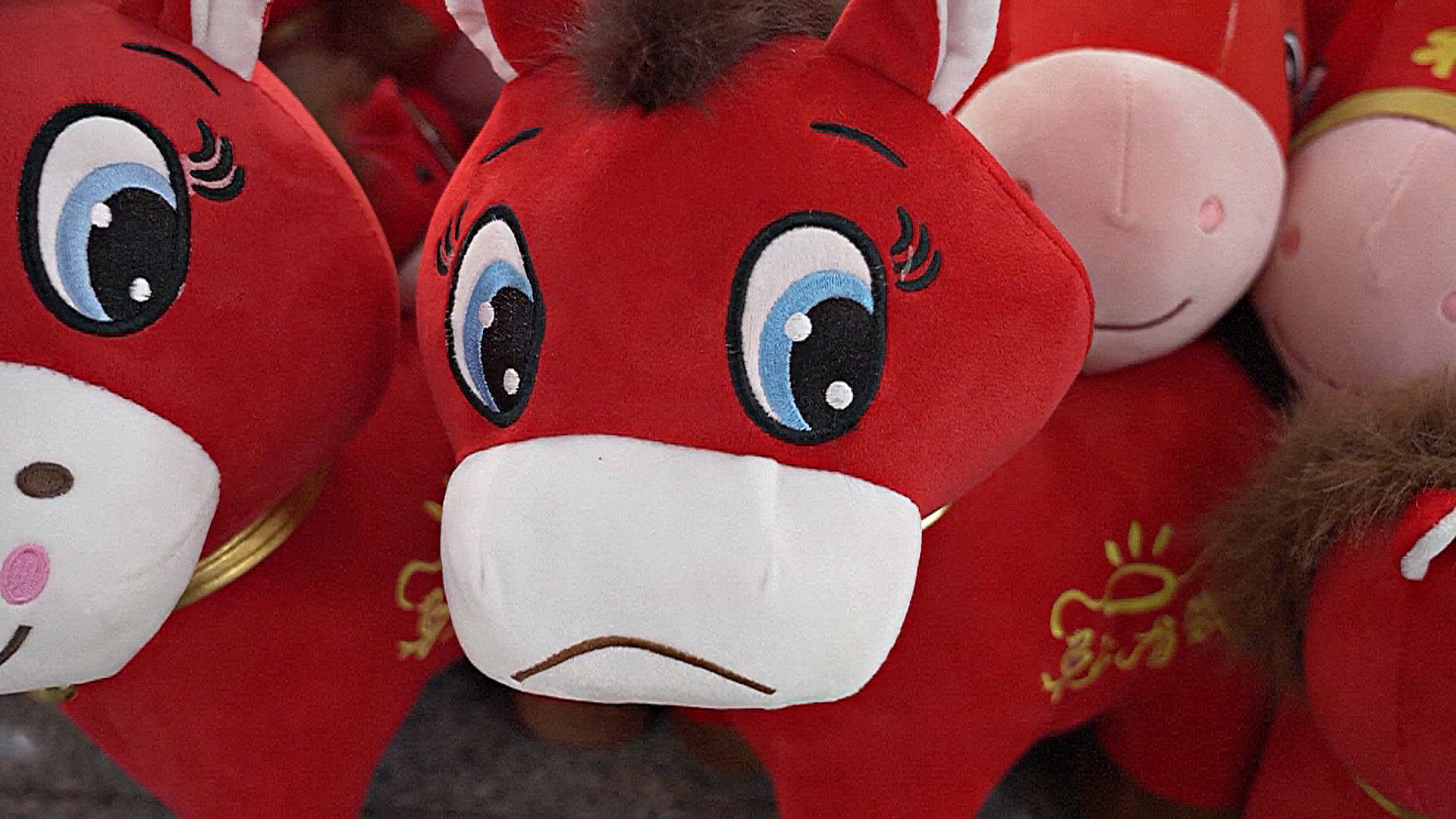 Год грустной лошади: ошибка на фабрике создала вирусную игрушку в Китае