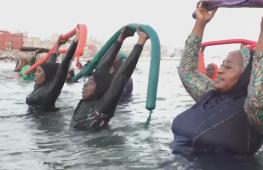 Аквааэробика на пляже помогает сенегальцам укрепить физическое здоровье