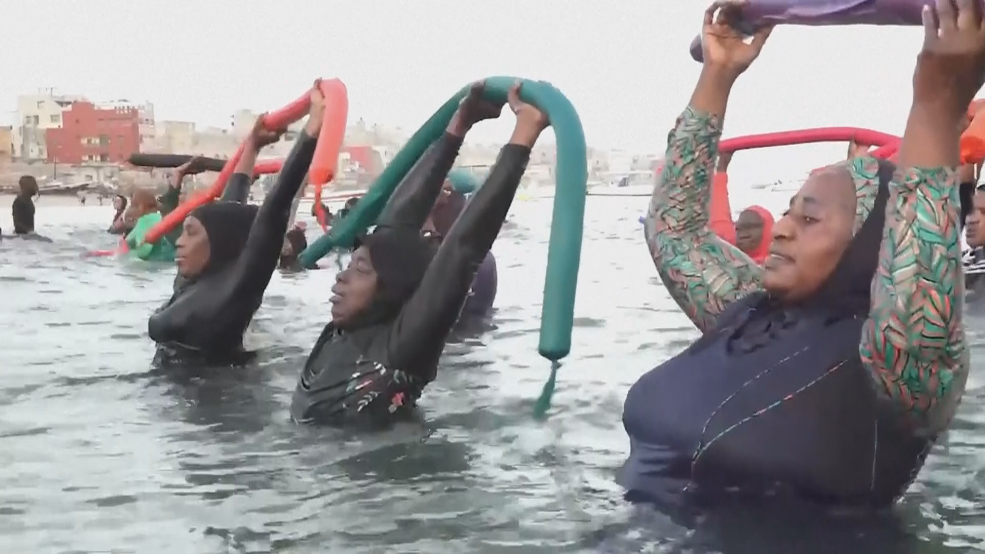 Аквааэробика на пляже помогает сенегальцам укрепить физическое здоровье