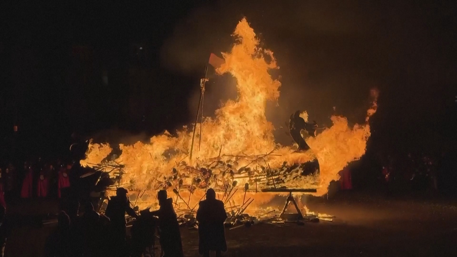 Горящий драккар и сотни факелов: фестиваль викингов на Шетландских островах Горящий драккар и сотни факелов: фестиваль викингов на Шетландских островах