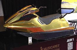 Водный мотоцикл Мэрайи Кэри и пальто Шер: вещи музыкантов выставят на аукционе